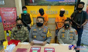 Kapolrestabes Medan Kombes Pol Riko Sunarko (tengah), didampingi Kapolsek Medan Kota Kompol Rikki Ramadhan (kanan) dan Kanit Reskrim Iptu M Ainul Yaqin (kiri) saat ekspos kasus di Mapolsek Medan Kota