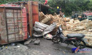 1 TRUK PENGANGKUT KAYU TERBALIK 2