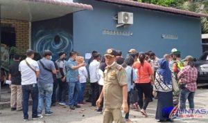 Foto : Pemkab Langkat Segel Lokasi Usaha Cafe dan Resto Champion di Desa Emplasmen, Kecamatan Sei Bingai, Kabupaten Langkat, Sumatera Utara (Sumut), Jumat (09/04/2021).