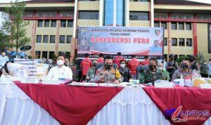 Foto : Kepala Kepolisian Daerah (Kapolda) Sumut, Irjen Pol RZ Panca Putra Simanjuntak, gelar pers di halaman Mako Polda Sumut, Kamis (29/04/2021) mengungkap penggunaan alat rapid test antigen atau swab antigen bekas di Bandara Internasional Kualanamu (KNIA).