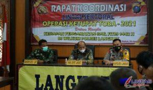Foto : Kapolres Langkat AKBP Edi Suranta Sinulingga SIK, bersama Wakil Bupati Syah Afandin menggelar rapat di Mako Polres Langkat, Sabtu (01/05/2021)