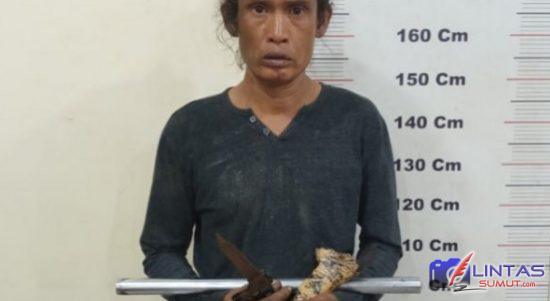 Foto : Adi alias Gondrong (51) warga Dusun I Desa Padang Tualang, Kecamatan Padang Tualang, Kabupaten Langkat, Sumatera Utara (Sumut), yang diamankan petugas Polres Langkat, Sabtu (19/06/2021).
