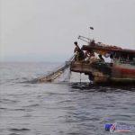 Foto keterangan salah satu Kapal illegal  Fhsising melakuan menarikan Jaring Hela