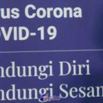 Juru bicara pemerintah untuk penanganan COVID-19 Achmad Yurianto (kanan) memberikan keterangan terkait penanganan virus corona di Graha BNPB, Jakarta, Rabu (18/3/2020)