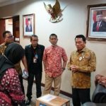 Kepala Staf Kepresidenan Dr. Moeldoko saat memberikan masker kepada wartawan yang diwakili Ketua Umum IJTI Yadi Hendriyana dan Perwakilan AMSI Ronny Kusuma pada Rabu (18/3/2020). Masker diberikan kepada para jurnalis sebagai salah satu profesi yang rentan wabah Covid-19