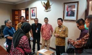 Kepala Staf Kepresidenan Dr. Moeldoko saat memberikan masker kepada wartawan yang diwakili Ketua Umum IJTI Yadi Hendriyana dan Perwakilan AMSI Ronny Kusuma pada Rabu (18/3/2020). Masker diberikan kepada para jurnalis sebagai salah satu profesi yang rentan wabah Covid-19