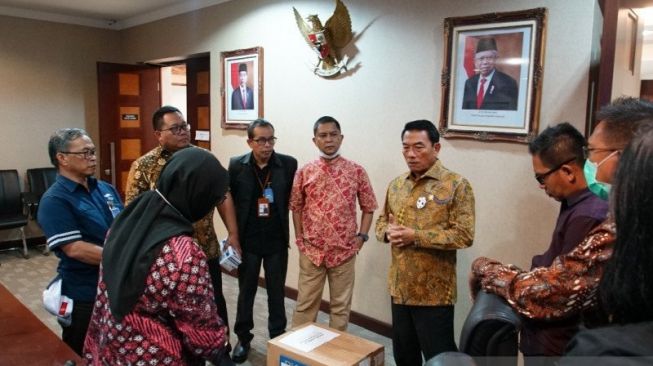 Kepala Staf Kepresidenan Dr. Moeldoko saat memberikan masker kepada wartawan yang diwakili Ketua Umum IJTI Yadi Hendriyana dan Perwakilan AMSI Ronny Kusuma pada Rabu (18/3/2020). Masker diberikan kepada para jurnalis sebagai salah satu profesi yang rentan wabah Covid-19