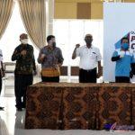 20200424_215956 Foto:Ket//kiri kekanan : ke 1 kasi syaker disnakersu Raijon, ke 2 Kabid PHI Disnakersu Maruli silitongga, ke 3 Ketua DPP SBSI 92 Pusat Darmawan yusuf, ke 4 dan ke 5 Buruh, Ke 6 paling kanan Gubernur Sumut Edy Ramayadi.