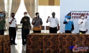 20200424_215956 Foto:Ket//kiri kekanan : ke 1 kasi syaker disnakersu Raijon, ke 2 Kabid PHI Disnakersu Maruli silitongga, ke 3 Ketua DPP SBSI 92 Pusat Darmawan yusuf, ke 4 dan ke 5 Buruh, Ke 6 paling kanan Gubernur Sumut Edy Ramayadi.