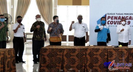 Foto:Ket//kiri kekanan : ke 1 kasi syaker disnakersu Raijon, ke 2 Kabid PHI Disnakersu Maruli silitongga, ke 3 Ketua DPP SBSI 92 Pusat Darmawan yusuf, ke 4 dan ke 5 Buruh, Ke 6 paling kanan Gubernur Sumut Edy Ramayadi.