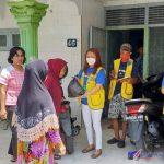 FB_IMG_158644 lion Agustina sedang membagikan sembako