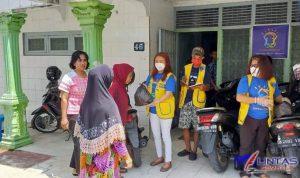 FB_IMG_158644 lion Agustina sedang membagikan sembako