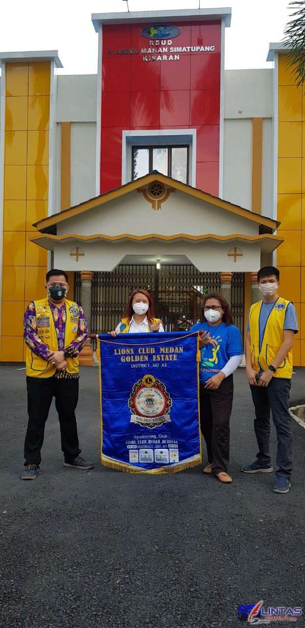 Ket:Foto// Paling kiri Charter President Lions Club Golden Estate Lion Darmawan Yusuf, Vice President Lion Agustina, Ketua Sitara Adhe manurung dan paling ksnan Vice President Lion Kosiden