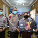 Kapolda Sumatera Utara (Sumut) Irjen Pol Martuani Sormin memberikan bantuan sosial secara simbolik kepada supir