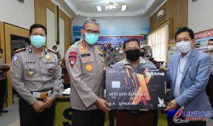 Kapolda Sumatera Utara (Sumut) Irjen Pol Martuani Sormin memberikan bantuan sosial secara simbolik kepada supir