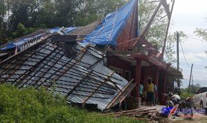 Sebanyak 34 unit rumah rusak akibat terjangan Hujan es dan angin puting beliung di Kecamatan Laguboti