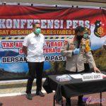 Wakapolrestabes, AKBP Irsan Sinuhaji didampingi, Kasat Reskrim, AKBP Rony Nicolas Sidabutar dan Wakasat Reskrim, AKP Rafles Marpaung saat merilis hasil razia geng motor selama masa tanggap Covid-19.