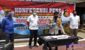 Wakapolrestabes, AKBP Irsan Sinuhaji didampingi, Kasat Reskrim, AKBP Rony Nicolas Sidabutar dan Wakasat Reskrim, AKP Rafles Marpaung saat merilis hasil razia geng motor selama masa tanggap Covid-19.