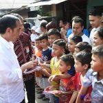 presiden membagikan sembako di depok -lintas-sumut