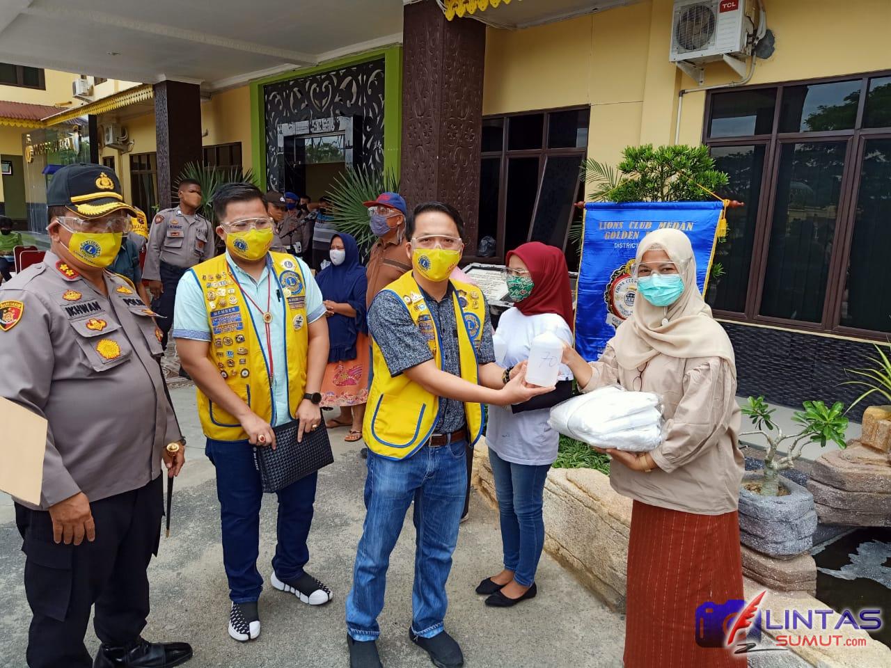Ket;Foto// President Lions hartono Ramali sedang memberikan APD disaksikan oleh charter President Darmawan Yusuf dan Kapolres Batu Bara AKBP Ikhwan Lubis