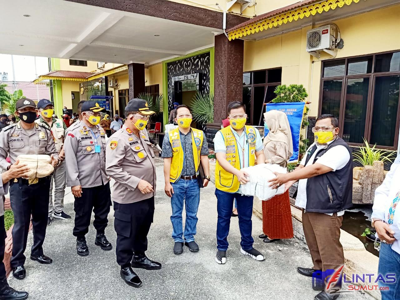Ket;Foto//Charter President Lions CLub Golden Estate Darmawan Yusuf, SH, SE, M.Pd, MH sedang menyerahkan APD kepada perwakilan medis didampingi President Hartono Ramali, SH, MSi dan disaksikan oleh Kapolres AKBP Ikhwan Lubis dan Wakapolres Batu Bara, para Pejabat Utama Polres Batubara, Para Kapolsek se Kab Batu Bara di Mako Polres Batu Bara (Foto istimewa)