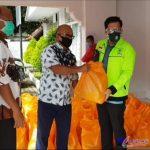 Terima Sembako dari Gubernur Sumut Ket;Foto//Penyerahan secara symbolis dari Sekretaris Disnaker Sumut Mukmin kepada Darmawan Yusuf, SH,SE, M.Pd, MH, CTLA Sekjen DPD SBSI 92 Sumut yang juga sebagai Ketua Bidang Pengembangan Organisasi DPP SBSI 92 Pusat didampingi Kadisnaker Sumut Harianto Butar Butar dan Kasi Syaker Disnakersu Raijon