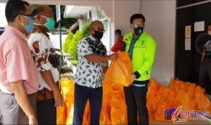 Ket;Foto//Penyerahan secara symbolis dari Sekretaris Disnaker Sumut Mukmin kepada Darmawan Yusuf, SH,SE, M.Pd, MH, CTLA Sekjen DPD SBSI 92 Sumut yang juga sebagai Ketua Bidang Pengembangan Organisasi DPP SBSI 92 Pusat didampingi Kadisnaker Sumut Harianto Butar Butar dan Kasi Syaker Disnakersu Raijon