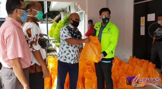 Ket;Foto//Penyerahan secara symbolis dari Sekretaris Disnaker Sumut Mukmin kepada Darmawan Yusuf, SH,SE, M.Pd, MH, CTLA Sekjen DPD SBSI 92 Sumut yang juga sebagai Ketua Bidang Pengembangan Organisasi DPP SBSI 92 Pusat didampingi Kadisnaker Sumut Harianto Butar Butar dan Kasi Syaker Disnakersu Raijon