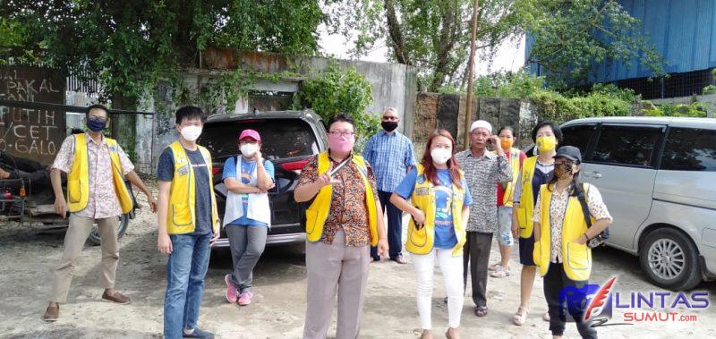 Foto:ket//Foto Bersama Tim Lions Club Golden Estate sebelum membagikan sembako peduli covid-19