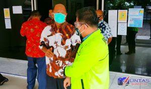 Darmawan yusuf dari SBSI 92 SUmut sedang berdskusi dengan Kadisnaker SUmut Harianto Butar Butar