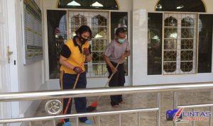 8 SAT SABHARA PORESTABES MEDAN BERSIHKAN RUMAH IBADAH
