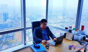 Ket:Foto//Pengacara Kondang Darmawan Yusuf, SH., SE., M.Pd.,MH., CTLA., Mediator ketika sedang di dikantornya Kota Jakarta.