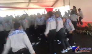 Ket//Foto: Lenis Kogoya digendong, ketika ribuan anak papua meluapkan kesenangannya kepada sosok lenis kogoya
