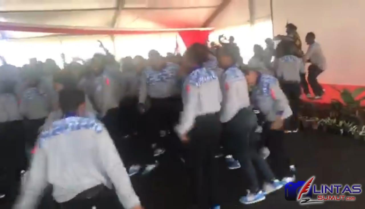 Ket//Foto: Lenis Kogoya digendong, ketika ribuan anak papua meluapkan kesenangannya kepada sosok lenis kogoya