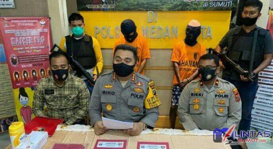 Kapolrestabes Medan Kombes Pol Riko Sunarko (tengah), didampingi Kapolsek Medan Kota Kompol Rikki Ramadhan (kanan) dan Kanit Reskrim Iptu M Ainul Yaqin (kiri) saat ekspos kasus di Mapolsek Medan Kota