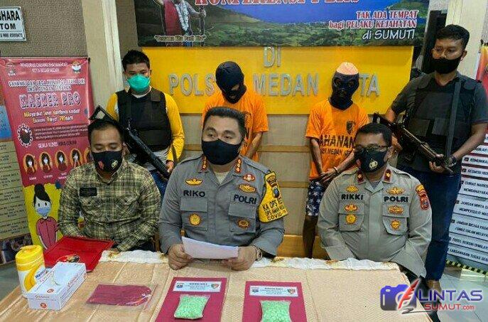Kapolrestabes Medan Kombes Pol Riko Sunarko (tengah), didampingi Kapolsek Medan Kota Kompol Rikki Ramadhan (kanan) dan Kanit Reskrim Iptu M Ainul Yaqin (kiri) saat ekspos kasus di Mapolsek Medan Kota