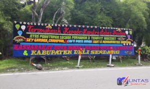 Foto : Papan bunga dari masyarakat di depan Mapolrestabes Medan dengan menyampaikan ucapan terimakasih kepada Kapolrestabes Medan atas penutupan secara permanen ketiga tempat maksiat seperti Sky Garden, Cafe Duku Indah, dan Cafe Champion, Minggu (11/04/2021)
