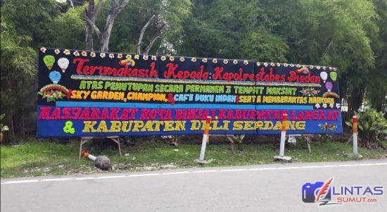 Foto : Papan bunga dari masyarakat di depan Mapolrestabes Medan dengan menyampaikan ucapan terimakasih kepada Kapolrestabes Medan atas penutupan secara permanen ketiga tempat maksiat seperti Sky Garden, Cafe Duku Indah, dan Cafe Champion, Minggu (11/04/2021)