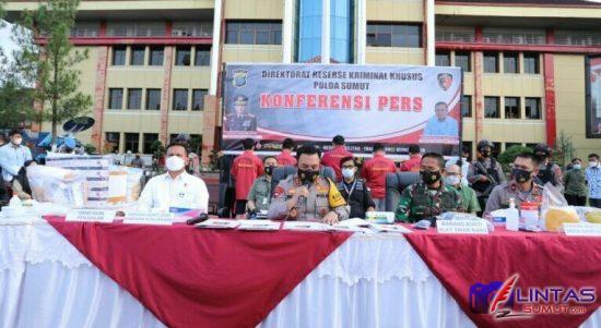 Foto : Kepala Kepolisian Daerah (Kapolda) Sumut, Irjen Pol RZ Panca Putra Simanjuntak, gelar pers di halaman Mako Polda Sumut, Kamis (29/04/2021) mengungkap penggunaan alat rapid test antigen atau swab antigen bekas di Bandara Internasional Kualanamu (KNIA).