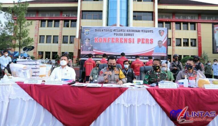 Foto : Kepala Kepolisian Daerah (Kapolda) Sumut, Irjen Pol RZ Panca Putra Simanjuntak, gelar pers di halaman Mako Polda Sumut, Kamis (29/04/2021) mengungkap penggunaan alat rapid test antigen atau swab antigen bekas di Bandara Internasional Kualanamu (KNIA).