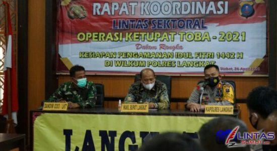 Foto : Kapolres Langkat AKBP Edi Suranta Sinulingga SIK, bersama Wakil Bupati Syah Afandin menggelar rapat di Mako Polres Langkat, Sabtu (01/05/2021)