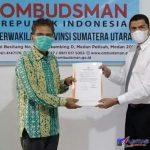 IMG_20210504_222101 Foto : Kepala Ombudsman RI Perwakilan Sumut, Abyadi Siregar menyerahkan laporan akhir hasil pemeriksaan (LAHP) kepada Direktur Utama (Dirut) PDAM Tirtanadi, Kabir Bedi di ruang Ombudsman RI Perwakilan Sumut, Jalan Sei Besitang Nomor 3, Medan, Sumatera Utara, Selasa (04/05/21).