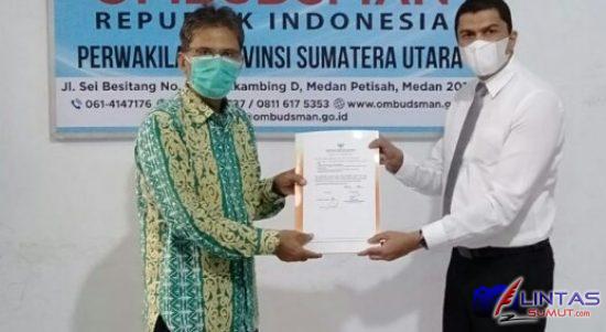 Foto : Kepala Ombudsman RI Perwakilan Sumut, Abyadi Siregar menyerahkan laporan akhir hasil pemeriksaan (LAHP) kepada Direktur Utama (Dirut) PDAM Tirtanadi, Kabir Bedi di ruang Ombudsman RI Perwakilan Sumut, Jalan Sei Besitang Nomor 3, Medan, Sumatera Utara, Selasa (04/05/21).
