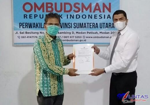 Foto : Kepala Ombudsman RI Perwakilan Sumut, Abyadi Siregar menyerahkan laporan akhir hasil pemeriksaan (LAHP) kepada Direktur Utama (Dirut) PDAM Tirtanadi, Kabir Bedi di ruang Ombudsman RI Perwakilan Sumut, Jalan Sei Besitang Nomor 3, Medan, Sumatera Utara, Selasa (04/05/21).