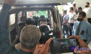 Foto : Mayat Juned Simanjuntak (53) berada didalam ambulan di Gedung Pengadilan Negeri (PN) Medan, Sumatera Utara (Sumut).