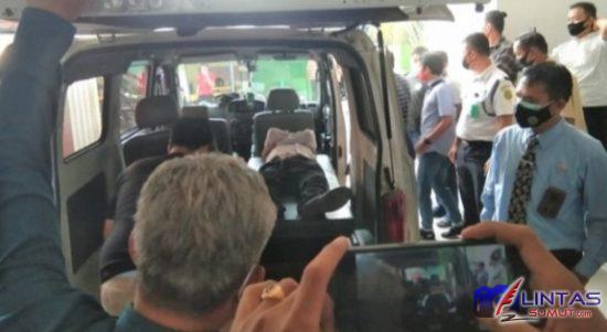 Foto : Mayat Juned Simanjuntak (53) berada didalam ambulan di Gedung Pengadilan Negeri (PN) Medan, Sumatera Utara (Sumut).