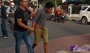 IMG-20210627-WA0003 Foto : Pelaku diamankan Satreskim Polres Binjai saat berada di Kedai Kopi, Jalan Sultan Hasanuddin, Kecamatan Binjai Kota, Sumatera Utara, Jumat (25/06/2021).