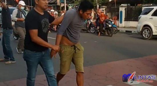 Foto : Pelaku diamankan Satreskim Polres Binjai saat berada di Kedai Kopi, Jalan Sultan Hasanuddin, Kecamatan Binjai Kota, Sumatera Utara, Jumat (25/06/2021).