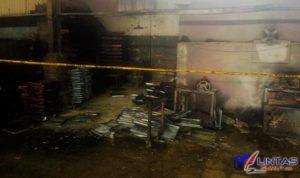 Foto : Bagian dalam pabrik Biskuit Chocolate Bakery mengalami kebakaran di Jalan Tengku Amir Hamzah, Lingkungan V, Kelurahan Jatiutomo, Kecamatan Binjai Utara, Sumatera Utara, Senin (05/07/2021) sore.