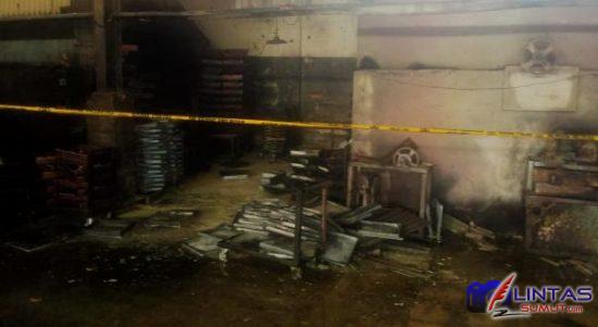 Foto : Bagian dalam pabrik Biskuit Chocolate Bakery mengalami kebakaran di Jalan Tengku Amir Hamzah, Lingkungan V, Kelurahan Jatiutomo, Kecamatan Binjai Utara, Sumatera Utara, Senin (05/07/2021) sore.